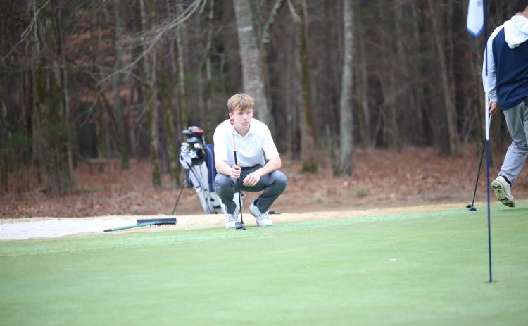 Madden Drake surveys the green. (Photo by Bo Underwood)