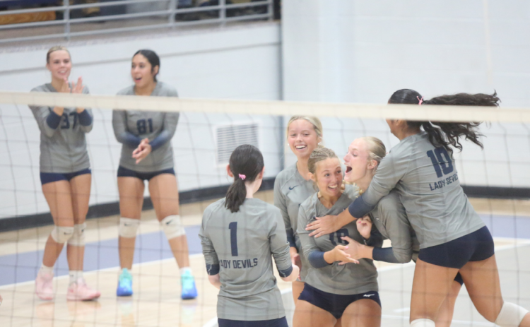 The Elbert County volleyball team celebrates during its win over Oglethorpe County. (Photo by Bo Underwood)