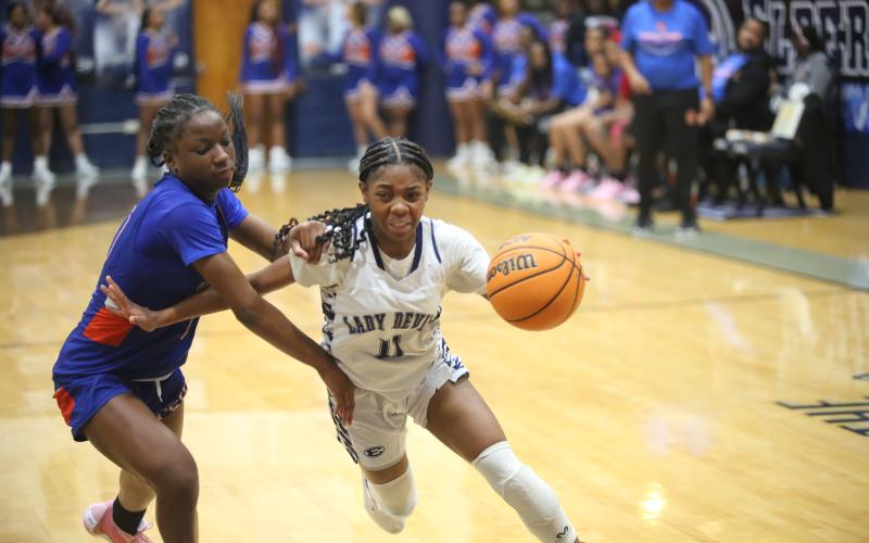 Tiyah Turman fights off a defender on her way to the basket during Elbert’s win over the Lady Jaguars. (Photo by Wells)