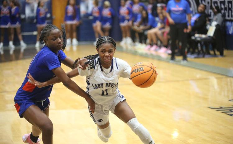 Tiyah Turman fights off a defender on her way to the basket during Elbert’s win over the Lady Jaguars. (Photo by Wells)